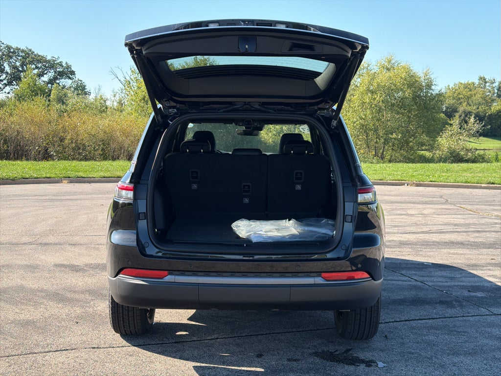 2027 Jeep Grand Cherokee Laredo Altitude