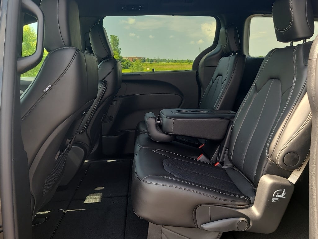 2027 Chrysler Pacifica Select Tech 8 Passenger