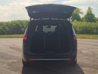 2027 Chrysler Pacifica Select Tech 8 Passenger