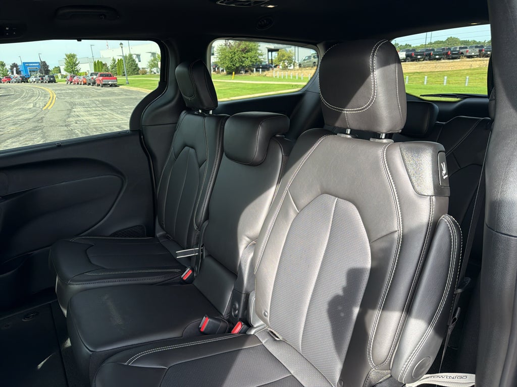 2027 Chrysler Pacifica Select Preferred 8 passenger
