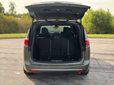 2027 Chrysler Pacifica Select Preferred 8 passenger