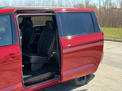 2025 Chrysler Pacifica Limited w/Tow Package
