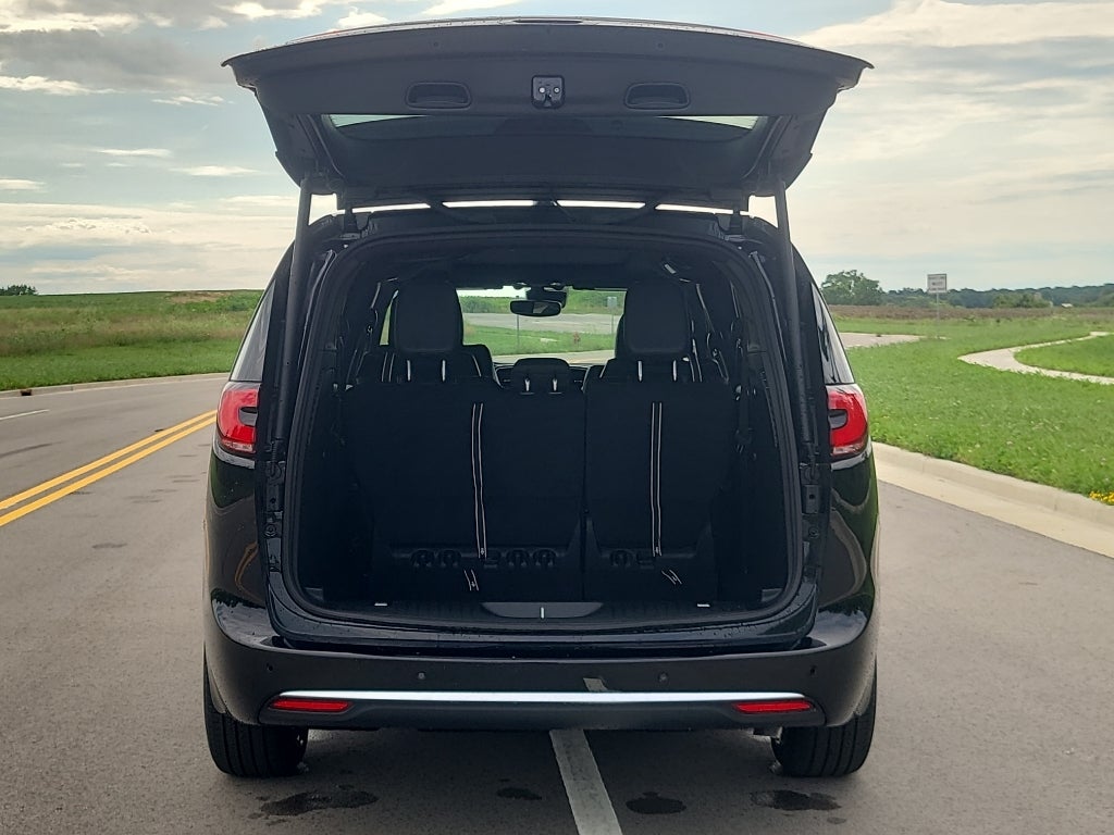 2027 Chrysler Pacifica Select Tech AWD
