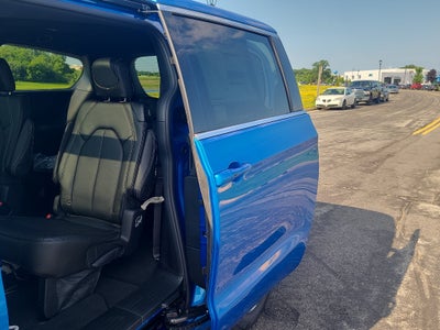 2027 Chrysler Pacifica Select Tech AWD