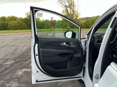 2026 Chrysler Pacifica Select AWD
