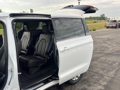 2026 Chrysler Pacifica Select AWD