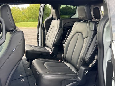 2026 Chrysler Pacifica Select AWD