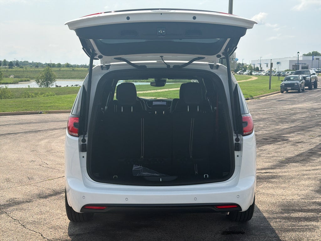 2027 Chrysler Pacifica Select 250th Anniversary AWD