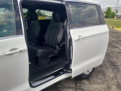 2027 Chrysler Pacifica Select Tech AWD