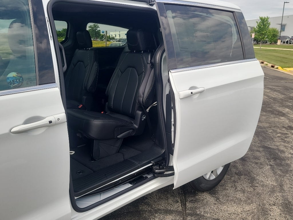 2027 Chrysler Pacifica Select Tech AWD