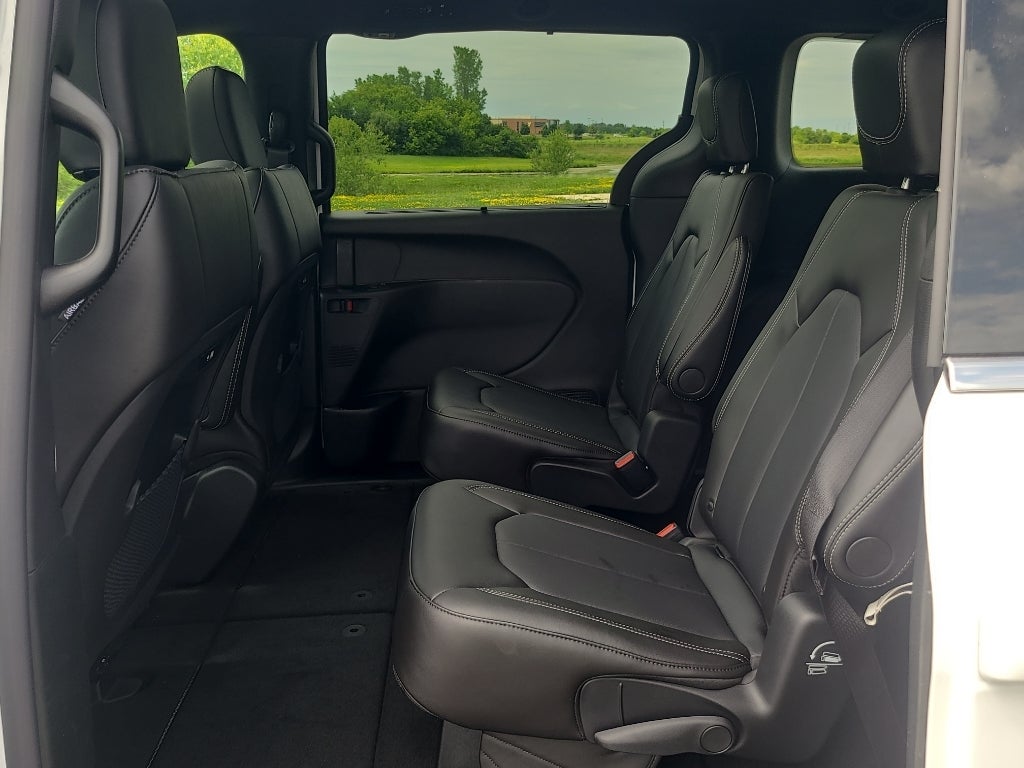 2027 Chrysler Pacifica Select Tech AWD
