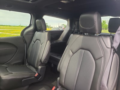 2027 Chrysler Pacifica Select Tech AWD