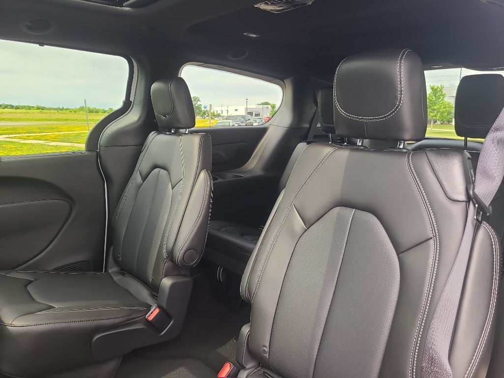 2027 Chrysler Pacifica Select Tech AWD