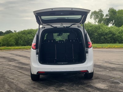 2027 Chrysler Pacifica Select Tech AWD
