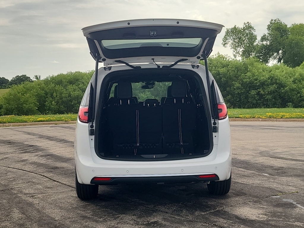 2027 Chrysler Pacifica Select Tech AWD