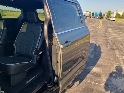 2027 Chrysler Pacifica Limited Family Tech AWD