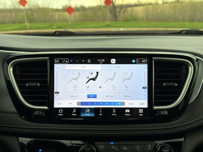 2025 Chrysler Pacifica Limited w/Tow & Entertainment