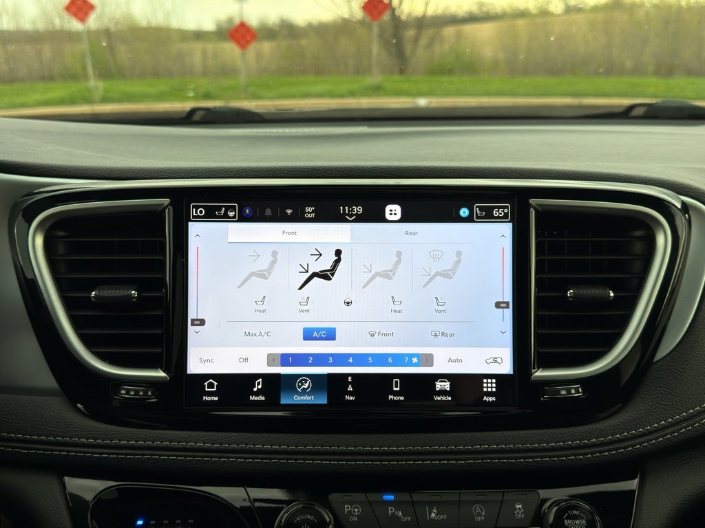 2025 Chrysler Pacifica Limited w/Tow & Entertainment