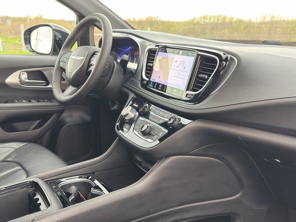 2025 Chrysler Pacifica Limited w/Tow & Entertainment