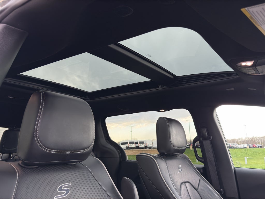 2025 Chrysler Pacifica Limited w/Tow & Entertainment