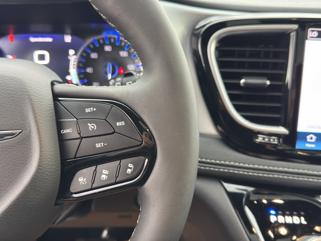 2025 Chrysler Pacifica Limited w/Tow & Entertainment