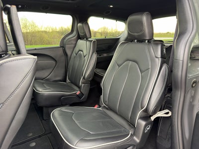 2025 Chrysler Pacifica Limited w/Tow & Entertainment